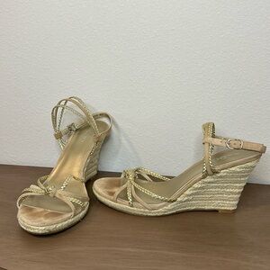 Aldo wedge heeled sandals women’s size 40 gold nude metallic suede shoes
